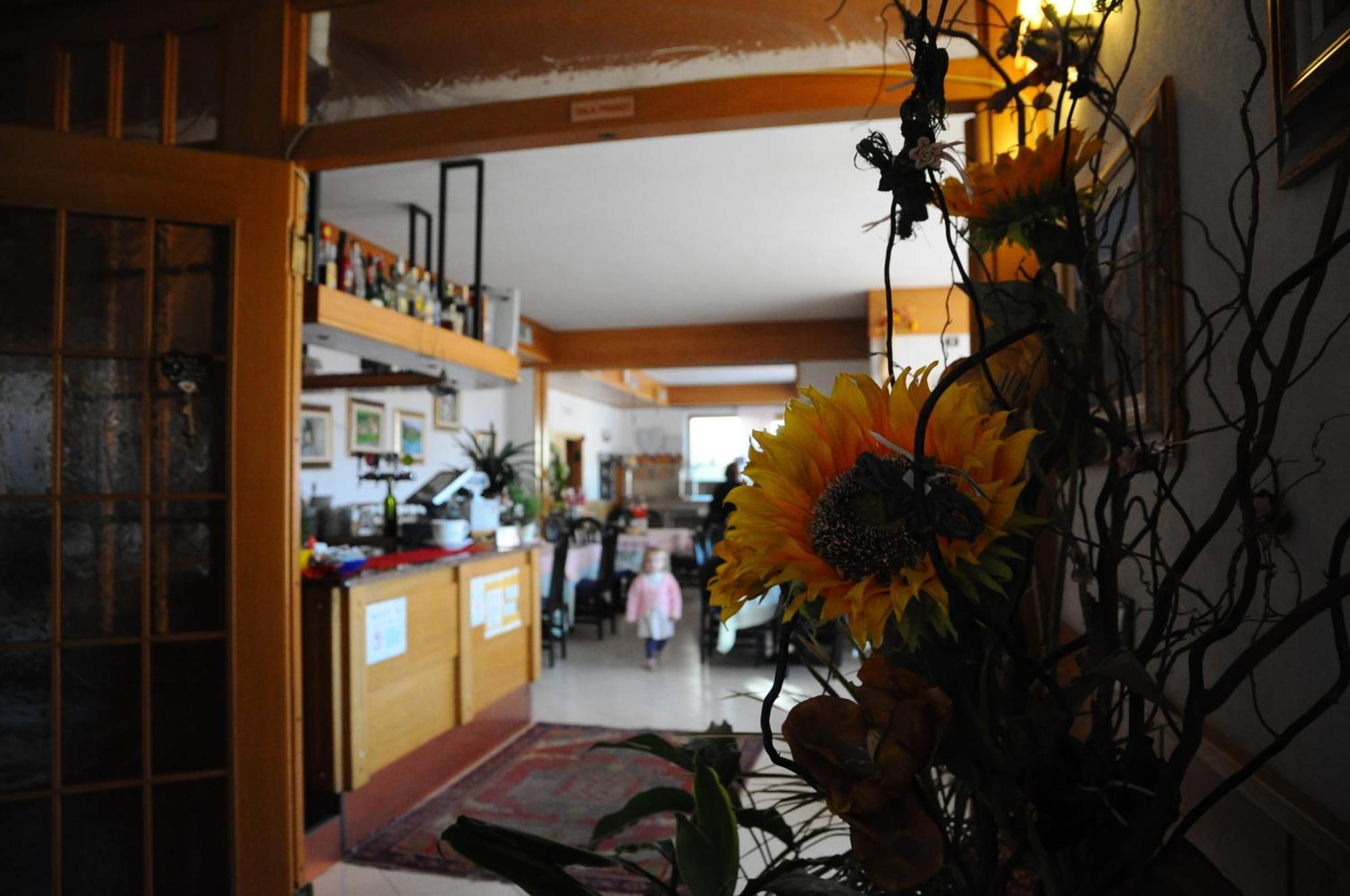 Hotel Cristina テンノ エクステリア 写真