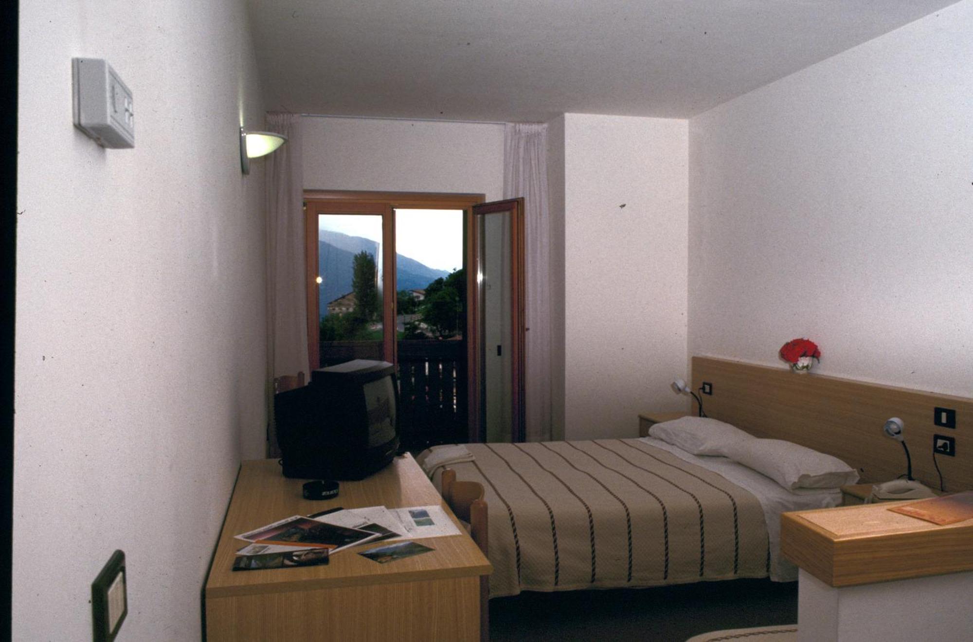 Hotel Cristina テンノ エクステリア 写真